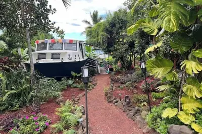 Image de Cozy jungle boat hideaway with stunning ocean view