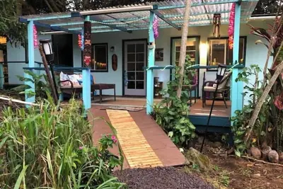 Image de CozyTiki cottage w\/ 2 private rooms, outdoor kit\/bath\n