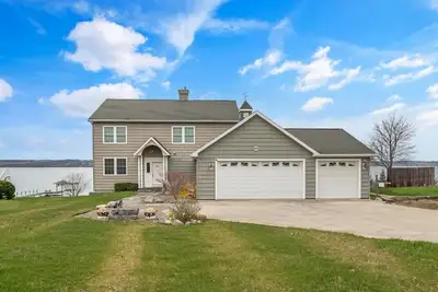 Image de Seneca Lake-Beautiful Waterfront-Private Dock- 7br\/5ba near Sampson State Park