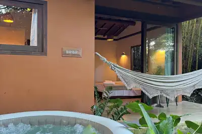 Image de Um Jardim Tropical Escondido no Centro de Trancoso, Próximo ao Quadrado