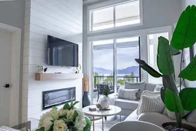 Image de Brand New Penthouse with Lake & Mtn Views