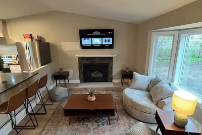 Image de Fully renovated 4br house-King beds-Movie Theatre-Central location!