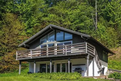 8 min to Stratton, 6 min to golf, 15 min to Manchester. Pet friendly!