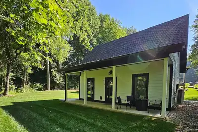 Image de Life's Good Creek Side Bear Cottage