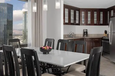 Image de Formula 1 is in town. \nStay in a one bedroom Villa over looking the strip & race