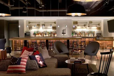 Image de 3 Charming Hotel Rooms w/ On-Site New England Dining at Rebels Guild