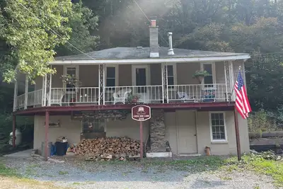 Image de “Nice Enough” Creekside Cabin