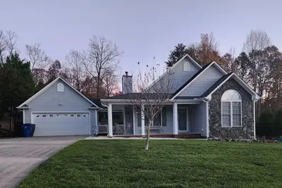 Image de Dog Friendly, Small-Town Charm property.