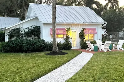 Image de Cottage des années 1930 dans un cadre pittoresque, à 2 pâtés de maisons du Golfe et de la 5e Avenue Sud.