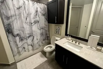 Image de Luxury condo with stunning views in prime location - perfect home away from home