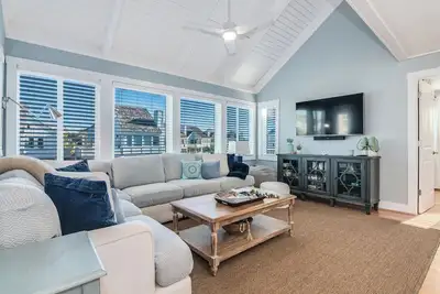 Image de Ocean and lagoon view; updated villa with access to Bhi club right next door!