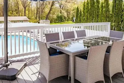 Image de The Whit: Your Perfect Summer Retreat with Pool and Beach Access!