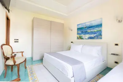 Image de Family Home with terrace & view in Sorrento Center