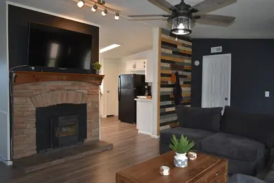 Image de Lakeside haven near Scott Reservoir: Rustic charm meets modern comfort.