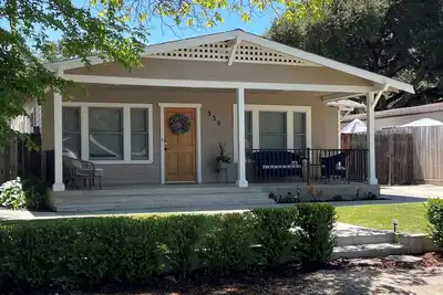 Image de Quaint 1920's Craftsman Home just minutes from downtown.
