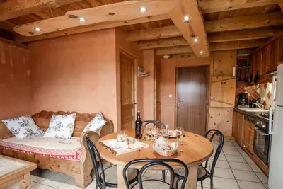 Image de Appartement \"Les Mélèzes\" avec vue sur les montagnes, balcon et Wi-Fi