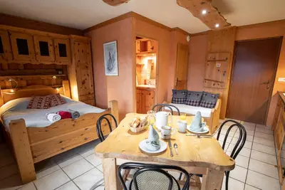 Image de Studio 'Le Pin Cembro' avec vue sur les montagnes, terrasse privée et Wi-Fi