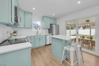 Image de Linens Included. Family Friendly. Outdoor Tv and Shower. King Bed in Main Br