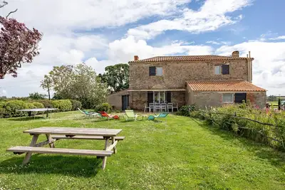 Image de Petite maison 'Gite Le Figuier' avec terrasse privée, jardin privé et Wi-Fi
