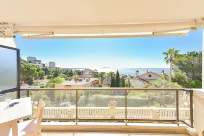 Image de 2p au calme, vue mer, piscine et garage.
