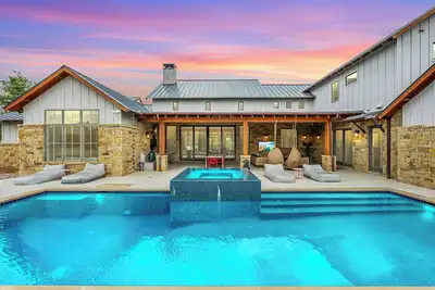 Image de Resort Style Pool, Game Room, Indoor Sport Court!