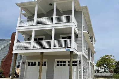 Image de Surf City Beautiful New Construction 5 bedrooms + Elevator, Walkable
