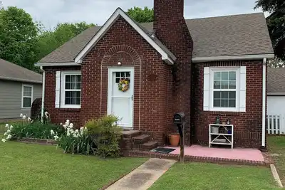 Image de Peaceful home in town. Great location--walk downtown to stores and restaurants.