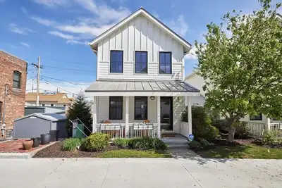 Image de Lucia Townhouse- 3 min to Downtown! Covered porch, 3 bed/3 bath, garage!