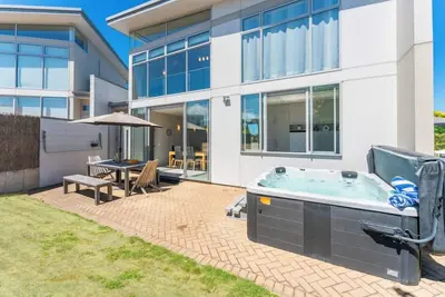 Image de Base: 2 Extra: $30 33a Logan Ave