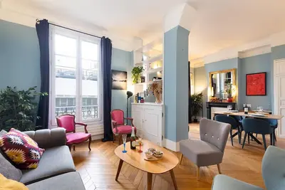 Elégant, Chaleureux & Grand Appartement_Accès Facile aux Champs Elysées