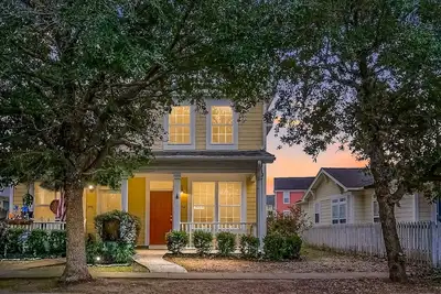 Image de Quintessential townhome with front porch & location near dining & airport