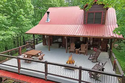 Image de Elegant Escape- Executive Log Cabin Rental- 3br/2ba- Firepit- Wifi