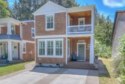 Image de New Luxurious family-friendly coastal home w/ beach access. Dogs allowed!
