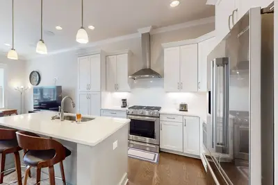 Image de Dog-friendly townhouse with modern kitchen, balcony, garden tub, & central Ac