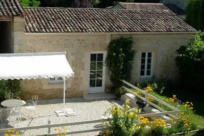 Image de Entre vigne et forêt, gîte pour 4 personnes. Piscine. Animaux acceptés.