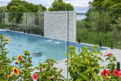 Image de 'Solander Sanctuary by the Water'