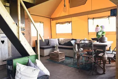 Image de Sleeping in a safari tent wit a little luxury
