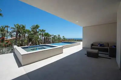 Image de Beautiful brand-new home with amazing blue water and lush foliage views.