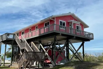 Image de Beach Buzz! Gulf-view home overlooking the beach.