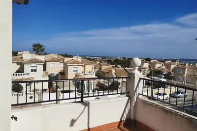 Image de Maison familiale au soleil! Animaux de compagnie acceptés.