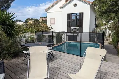 Image de Villa années 30, familiale, dans le quartier du Mont Faron, vue mer et piscine!