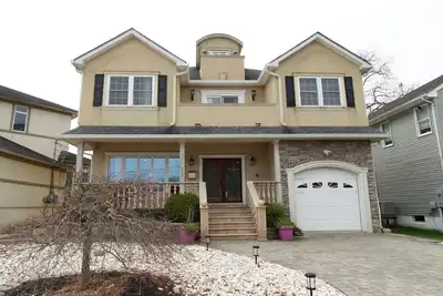 Image de Eliz402 | Large custom home w Lake Views in exclusive \"South End\" location, Private Beach!