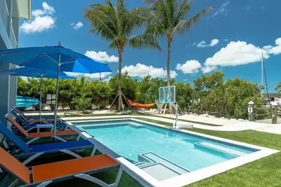 Image de Seaside Serenity~ Luxury Waterfront Pool Home w/ 35` Dock