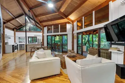 Image de Neverland The Stoney Creek Treehouse