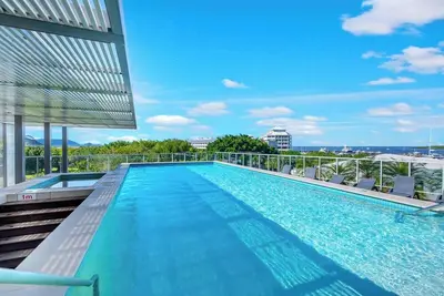 Image de Horizons at Harbour Lights Tropical Poolside Flair