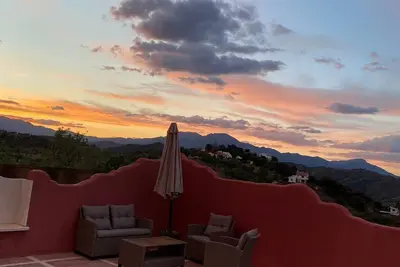 Image de A peaceful countryside retreat amongst palm trees and nature with private pool