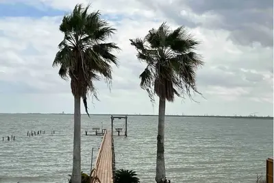Image de Waterfront 3 bedroom2bath 5bedsTotal 310ft lighted private fishing pier