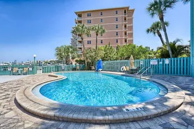 Image de Location! Spacious Condo I 5 Minutes to Beach/Shops