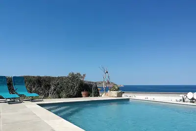 Image de Villa en bord de mer, avec vue panoramique imprenable et piscine.