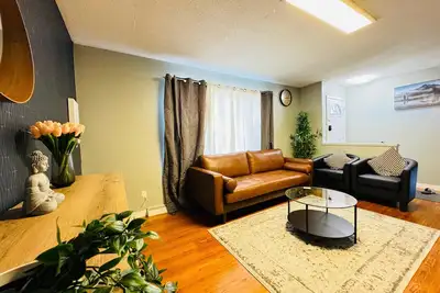 Image de Cozy Home -  8 mins to Downtown!